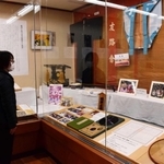 人間国宝・鶴澤友路さんゆかりの品が並ぶ会場＝南あわじ市市三條