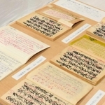 展示中の浄瑠璃本。朱は三味線で出す音色を示し、一部は友路さんが書き加えたものという＝南あわじ市市三條
