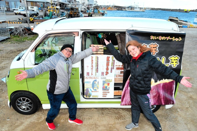 キッチンカーの前でポーズを取る肥田真輝さん（左）、りささん＝淡路市佐野