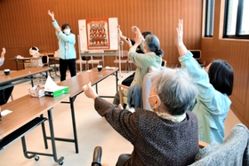 通所型介護を休止中の高齢者施設と、南あわじ市社会福祉協議会が合同で実施する臨時デイサービス＝南あわじ市広田広田