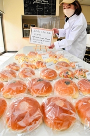 フードロス削減のため学生食堂で販売されるパン＝津名高校