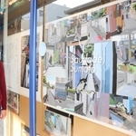 路地のネコを題材にしたデジタル画や油絵を展示する山田宗宏さん＝洲本市本町８