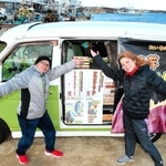 キッチンカーの前でポーズを取る肥田真輝さん（左）、りささん＝淡路市佐野