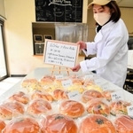 フードロス削減のため学生食堂で販売されるパン＝津名高校