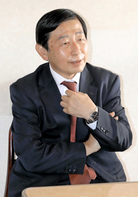 選挙戦を振り返り、抱負を語る上崎勝規氏＝洲本市栄町１