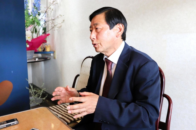 選挙戦を振り返り、抱負を語る上崎勝規氏＝洲本市栄町１