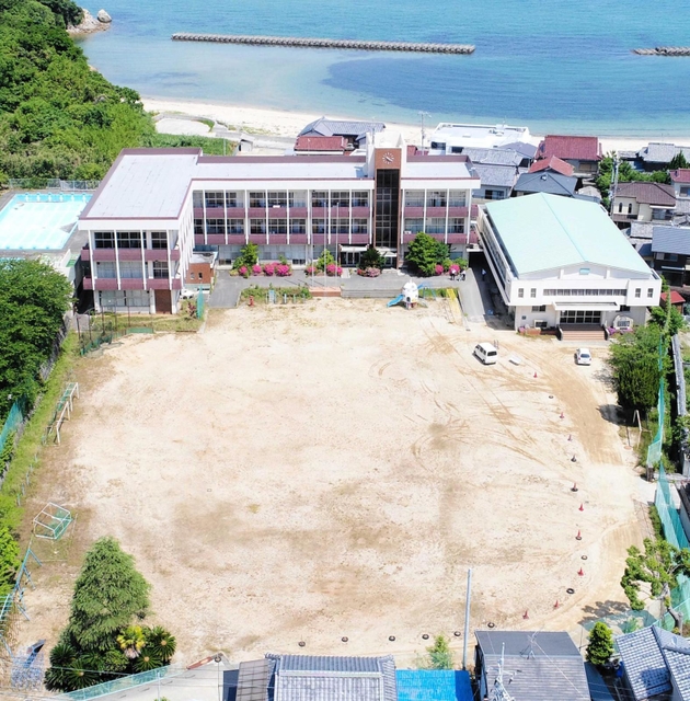 アパレル産業を通じた地域拠点として生まれ変わる旧江井小学校（淡路市提供）