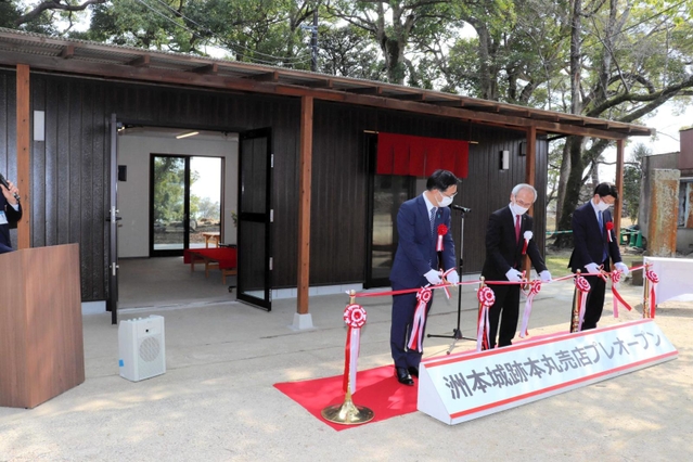 新たな売店前でテープカットする竹内通弘市長（中央）ら＝洲本市小路谷