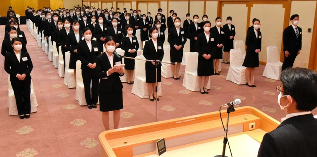 決意表明を述べる坂本恵梨奈さんら新入社員＝ホテルニューアワジ