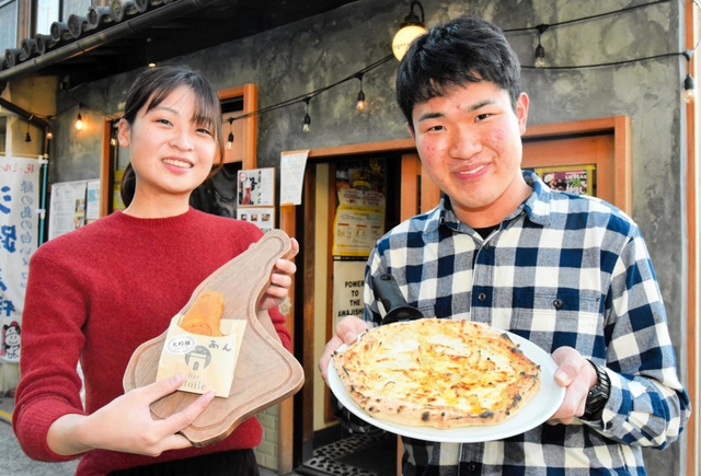 酒かすを使ったスイーツ「エトワール焼き」と「酒かすピザ」をＰＲする西山梨央さんと矢野孔晴さん＝ペガサス
