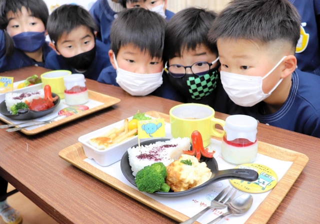 給食の人気メニューを基に作った福良こども園プレートランチ＝福良こども園