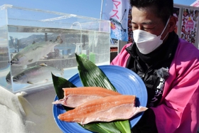 淡路島サクラマスをＰＲする福良漁協の前田若男組合長＝南あわじ市福良甲