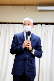敗戦の弁を述べる氏田年行氏＝洲本市上物部２