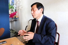 選挙戦を振り返り、抱負を語る上崎勝規氏＝洲本市栄町１