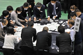 洲本市長選の開票作業＝洲本市文化体育館