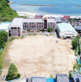 アパレル産業を通じた地域拠点として生まれ変わる旧江井小学校（淡路市提供）