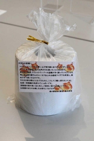 売店で販売しているトイレットペーパーはラッピングされ、メッセージも添えてある＝淡路市岩屋、道の駅あわじ