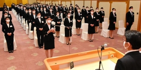 決意表明を述べる坂本恵梨奈さんら新入社員＝ホテルニューアワジ