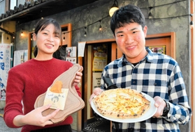 酒かすを使ったスイーツ「エトワール焼き」と「酒かすピザ」をＰＲする西山梨央さんと矢野孔晴さん＝ペガサス