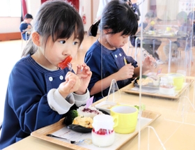 プレートランチを食べる園児＝福良こども園