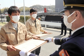 感謝状を受け取る（左から）岡田晃幸さんと羽子田憲作さん＝淡路市中田