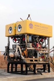 関海事工業所が所有する目玉の付いた水中ロボット＝淡路市生穂