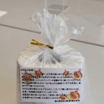 売店で販売しているトイレットペーパーはラッピングされ、メッセージも添えてある＝淡路市岩屋、道の駅あわじ