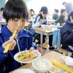 宮城県南三陸町産の銀サケを食べる児童ら＝賀集小学校