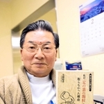 新たに自伝的エッセーを出版した大鐘稔彦さん＝南あわじ市阿那賀