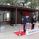 新たな売店前でテープカットする竹内通弘市長（中央）ら＝洲本市小路谷