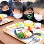 給食の人気メニューを基に作った福良こども園プレートランチ＝福良こども園