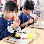 プレートランチを食べる園児＝福良こども園