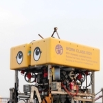 関海事工業所が所有する目玉の付いた水中ロボット＝淡路市生穂