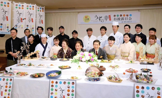 南あわじ市と鳴門市の関係者が集ったメニューのお披露目会＝徳島県鳴門市（南あわじ市提供）