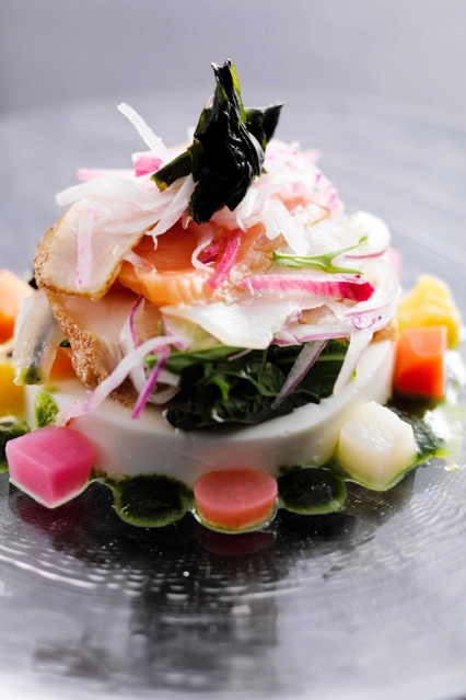 プラザ淡路島旬房海楽の「春の推し魚のマリネ新たまねぎのババロア添え」（南あわじ市提供）