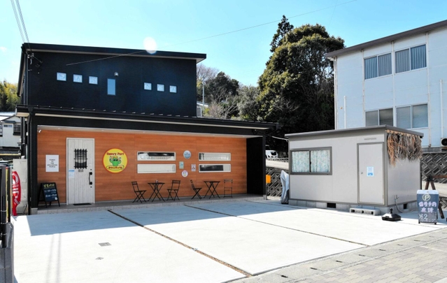 メキシコ料理店「ガミーズ・ポート」の前に建てられたビーチサンダル専門店「エー・スタイル」（右）＝淡路市志筑