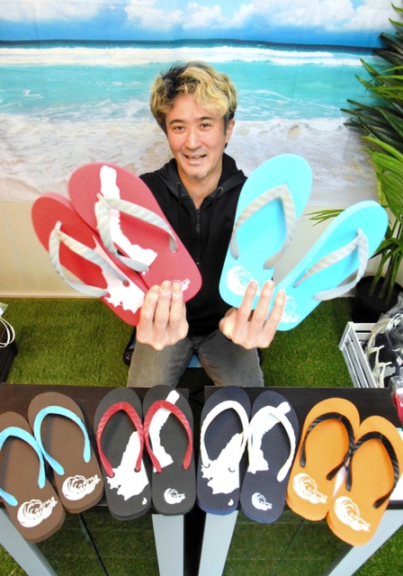 淡路島などをデザインしたビーチサンダルと池上隼人さん＝淡路市志筑