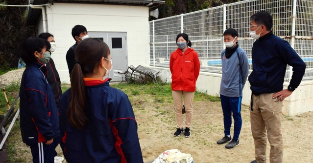 部員に離任のあいさつをする顧問教諭たち＝３月３１日、南あわじ市沼島