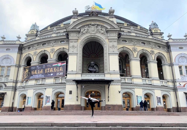 舞台に立ったウクライナの国立劇場前でポーズを取る山本春姫さん（提供）