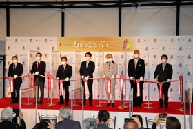 ニジゲンノモリ５周年と、「鬼滅の刃」イベントの開始を祝うテープカット＝淡路市楠本