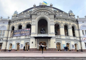 舞台に立ったウクライナの国立劇場前でポーズを取る山本春姫さん（提供）