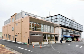 岩屋ポートビル（右）の老朽化に伴い建て替えられた「岩屋ポートターミナル」＝淡路市岩屋