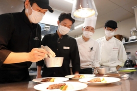 メニュー開発に励む（左から）合田さん、高梨さん、渡辺さん、藤代さん＝あわじ浜離宮別荘鐸海