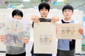 キャラクターが描かれたグッズを手にする湊小の元児童ら＝シーパ