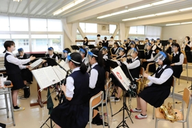 「サウスポー」を演奏する洲本高吹奏楽部＝洲本市上物部、洲本高校