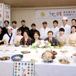 南あわじ市と鳴門市の関係者が集ったメニューのお披露目会＝徳島県鳴門市（南あわじ市提供）