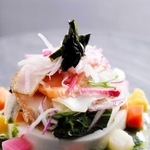 プラザ淡路島旬房海楽の「春の推し魚のマリネ新たまねぎのババロア添え」（南あわじ市提供）