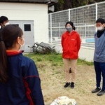 部員に離任のあいさつをする顧問教諭たち＝３月３１日、南あわじ市沼島