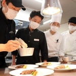 メニュー開発に励む（左から）合田さん、高梨さん、渡辺さん、藤代さん＝あわじ浜離宮別荘鐸海