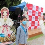 会場内に設置されたキャラクターのパネルで撮影する来園者＝南あわじ市八木養宜上